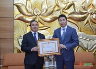 向老挝驻越南大使授予“致力于各民族和平友谊”纪念章